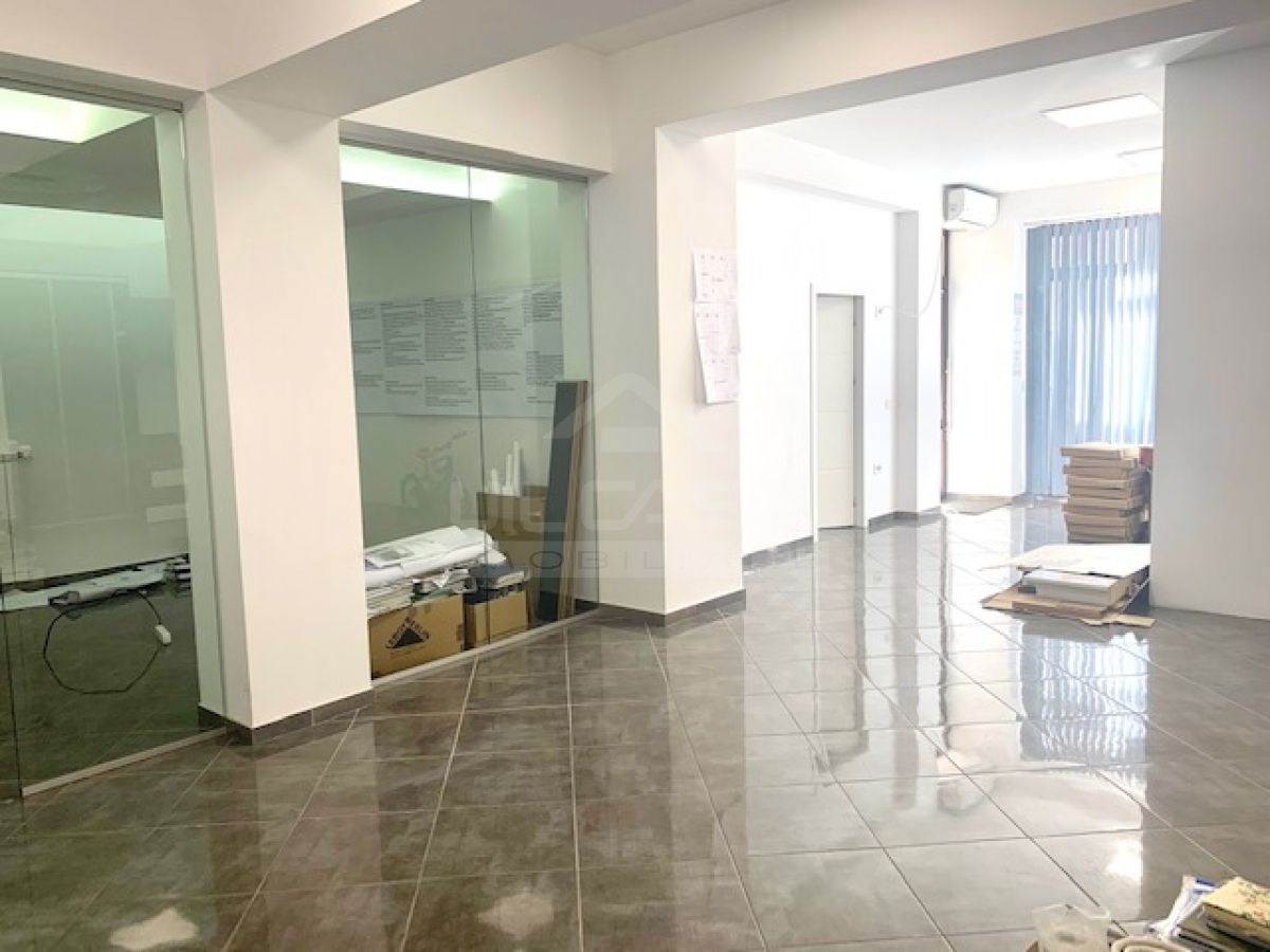 Vand Spatiu comercial la pret ieftin, bloc nou