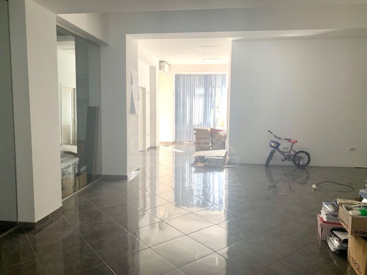 Vand Spatiu comercial la pret ieftin, bloc nou